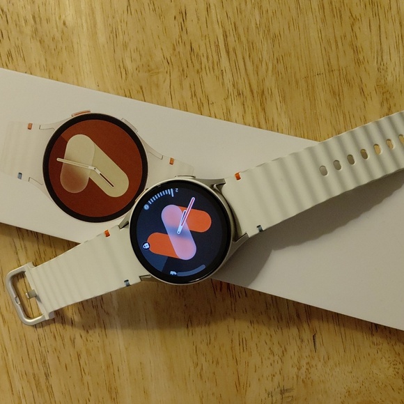 Samsung galaxy watch 7 (40MM) Wifi/Celluar - Picture 3 of 5